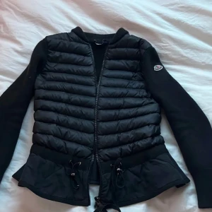 Moncler cardigan  - Jättefin moncler cardigan i superfint skick💓💓
