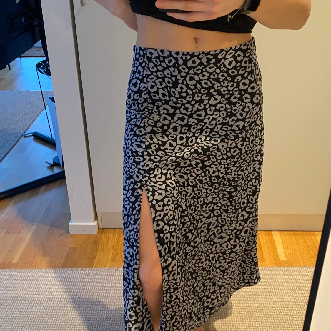 Svart och vit leopardmönstrad kjol - 1