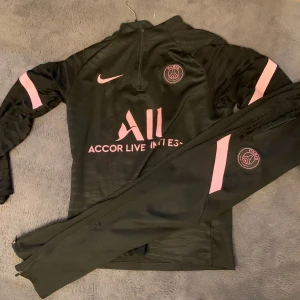 Psg tracksuit  - Jättefin psg tracksuit. Köpt för 1200. Small. Använt lite.