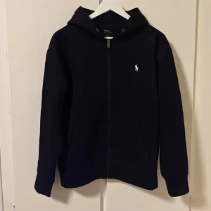 Polo Ralph Lauren Zipper - Säljer en snygg Polo Ralph Lauren Zip tröja som är i gott skick 8.5/10✅Köpt på Care of Carl för 1800 mitt pris 1299✅Hör av er vid frågor och funderingar😊🤝