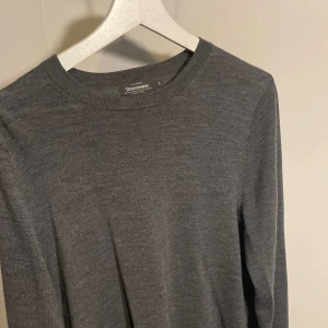 Merino ull tröja - 100% merino ull! Storlek S, är 180 cm 70 kg i bilderna! Perfekt skick! Hör av dig om du har några frågor!!