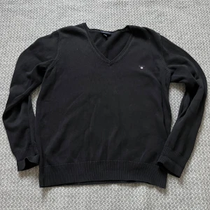 Svart v-ringad tröja från GANT - Säljer en stilren svart v-ringad tröja från GANT. Tröjan har långa ärmar och ett diskret broderat märke på bröstet. Perfekt för en klassisk look.priset kan diskuteras vid snabba affär 