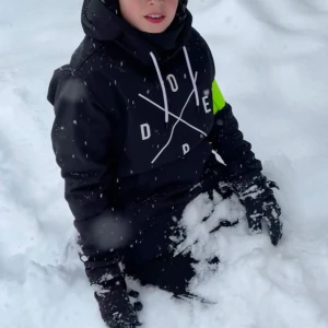 Svart skidjacka från Dope - En svart skidjacka från Dope som är sparsamt använd men i nästintill nyskick!