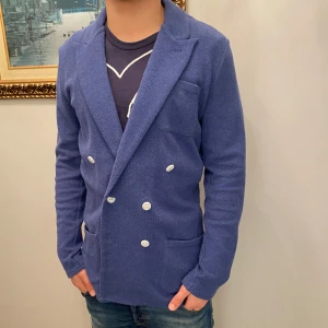 John Henric stickad kavaj - Fet stickad kavaj från John Henric i 100% bomull ~ Skick: 10/10 | Storlek: S | Modellen är 178cm lång och väger 69kg | Nypris: 1300kr, vårat 525kr | Fråga vid fundering 💭 