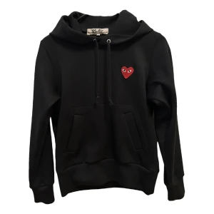 Comme des garcons play hoodie  - Säljer en helt ny comme des garcons play hoodie i storlek S.  Nypris:  2349   Mitt pris: 799