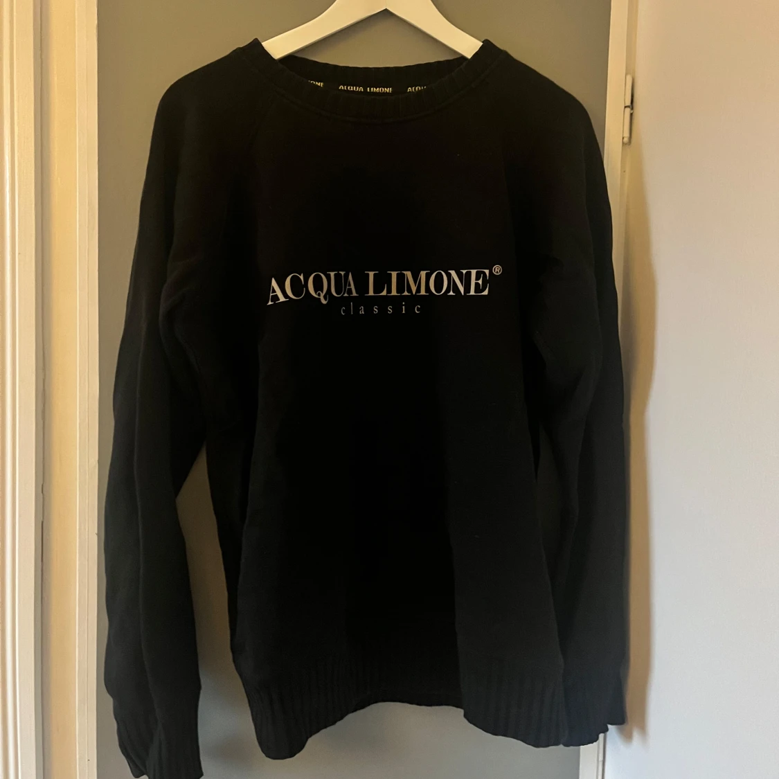 Svart tjocktröja från Acqua Limone