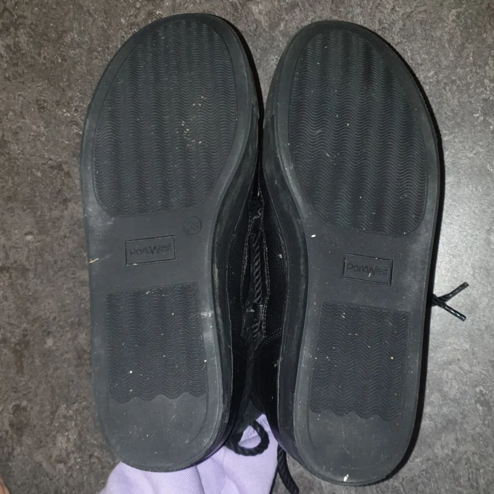 Inuikii liknande skor Parkwest äkta mock. Har lagt undan därav lite damm på dem, dem ljusare märken på skorna är från där snören sitter åt. Snygga svarta boots med hög snörning och en robust sula. Skorna har en stilren design med en mjuk insida för extra komfort. Perfekta för kyligare dagar.. Kengät.