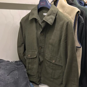 Overshirt  - Hejsan! Säljer nu min snygga Overshirt från Zara. Den är i fint skick. Storlek S 