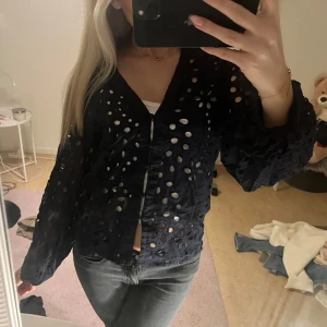 söt blus - jätte söt blus som jag knappt använt men som är super fin💕