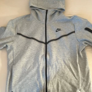 Grå Nike tech - Säljer en grå Nike Tech i perfekt skick, har endast använts en gång. Säljer eftersom det inte är min stil. Priset kan diskuteras.🩶