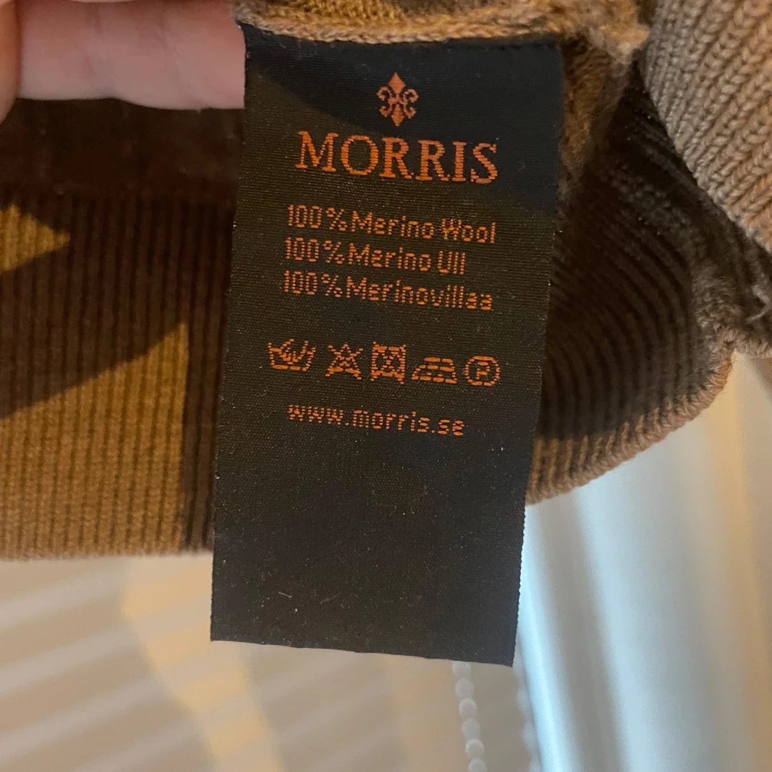 Brun kabelstickad tröja från Morris i 100% merinoull  - 2