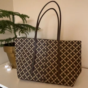  By Malene Birger väska💕 - Snygg och rymlig shoppingväska i brunt och beige med ett rutigt mönster. Väskan har långa handtag som gör den enkel att bära över axeln. Perfekt för en dag på stan eller som en stilren vardagsväska. Endast använd fåtal gånger💓 ordinarie pris 3495✨                      Priset kan diskuteras.