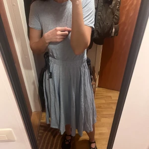 Klänning H&M 36 - Säljer en ljusblå klänning från H&M i storlek 36/S. Klänningen har korta ärmar och ett knytband i midjan för en fin passform. Perfekt för en avslappnad stil. 💙