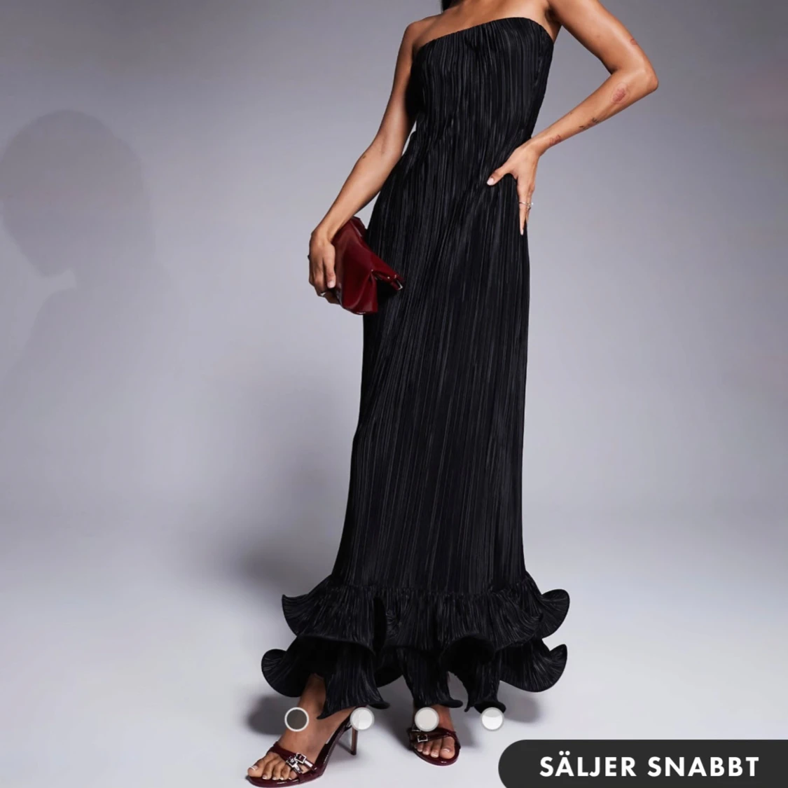 Svart, plisserad maxiklänning med bandeau-ringning