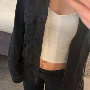 Svart jeansjacka från Gina tricot  - Snygg svart jeans jacka, den har knappar framtill och fickor vid bröstet. Perfekt att ha till våren som kommer. Säljer den för jag redan har många jackor o använder inte denna super mycket🩷 skriv om ni vill veta någe mer🩷
