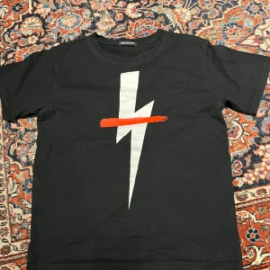 Neil Barrett T-shirt! - Säljer otroligt snygg T-shirt från lyxmärket Neil barret. Nypris på en sån här T-shirt kan gå upp till  5 000 kr🤯