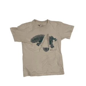 Vit uniqlo t-shirt - Snygg vit uniqlo t-shirt med unikt star wars tryck i blått på framsidan. Perfekt för en avslappnad stil. Kortärmad och tillverkad i mjukt material för extra komfort.