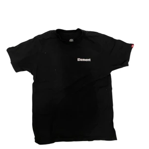 Svart Element t-shirt - Snygg svart t-shirt från Element med tryck av berg och logotyp i blått och vitt på ryggen. Perfekt för en avslappnad stil. Kortärmad och tillverkad i mjukt material. Igenkligen storlek M men passar mer som S.