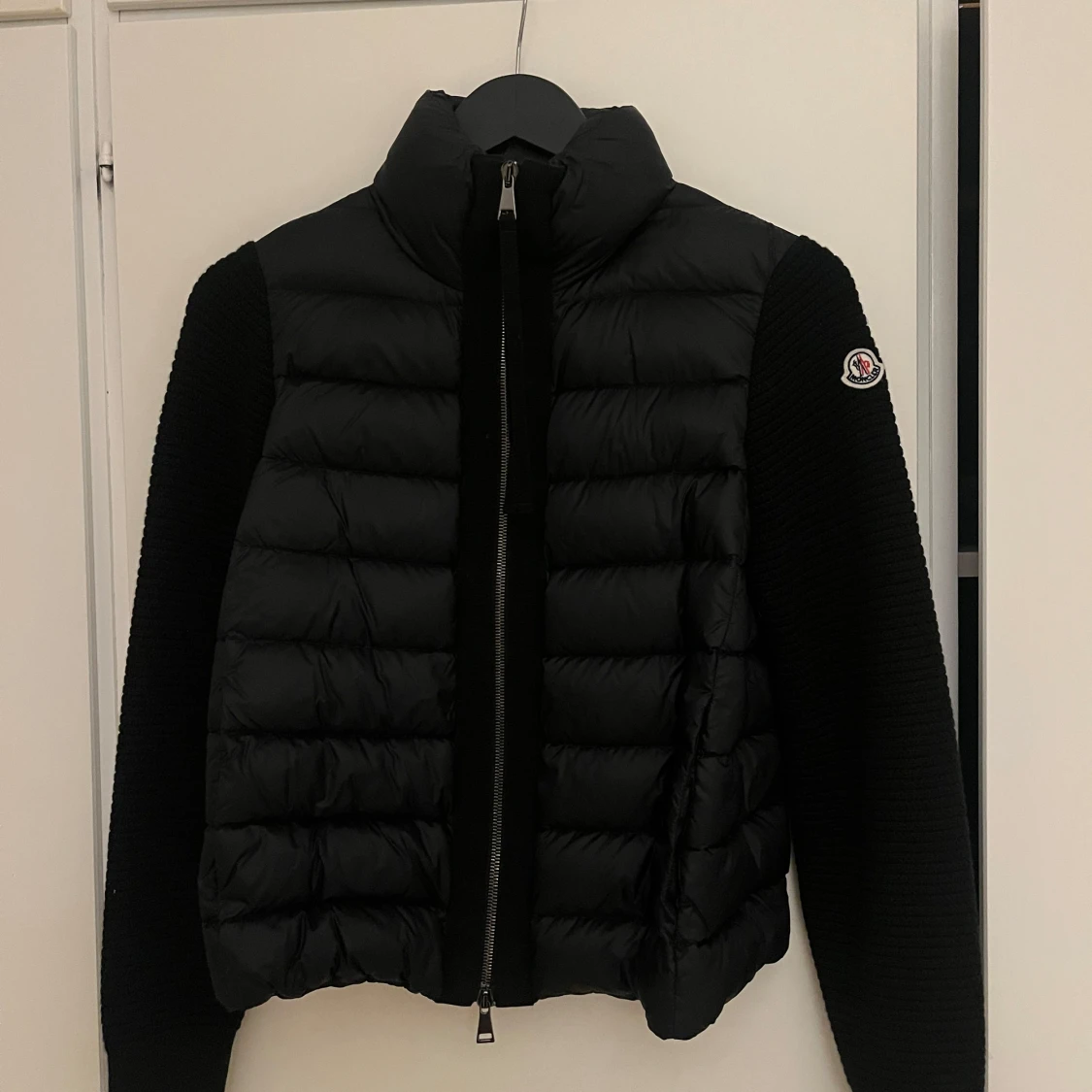 Svart dunjacka från Moncler