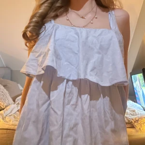 Ljus blå  sommar blus  - Super söt ljus blå topp med volang  perfekt till sommaren ifrån Zara säljer pga kommer inte till användning ❤️❤️