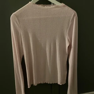 Ljusrosa ribbad tröja - Säljer en ljusrosa ribbad tröja från Lindex. Skriv vid frågor💓