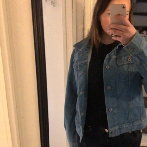 Blå jeansjacka från Diesel - Säljer en snygg blå jeansjacka från Diesel. Aldrig använd då den alltid vart förstor. 