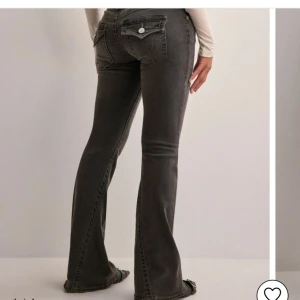 true religion jeans - jätte fina gråa true religion jeans från nelly, HELT OANVÄNDA!!!! de är endast testade men har inte kommit till användning och därmed säljer jag🥰de är i storlek 27. orginalpris är 1299 och säljer för 999❤️