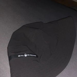 sail racing hatt - den är oanvänd, passar väldigt bra på alla huvudformer, vattentät kom dm vid frågor
