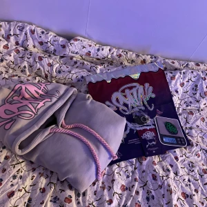 Syna world hoodie - Tja säljer en stilren syna world hoodie med inga defekter eller liknande problem är som i nyckskick. Säljer denna hoodie för den har tyvär gått och blivit för liten för mig. Dustbag tillkommer med stickers och nyckelring såklart! Hör av er för minsta lilla fundering. Storlek M!