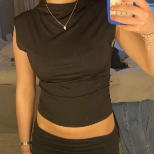 Svart topp - Jätte fin svart topp, knappt använd och har inga defekter💕