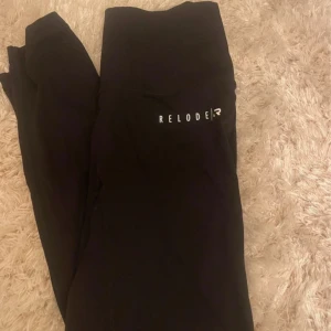 Svarta leggings från Relode - mercy - Snygga svarta leggings från Relode med hög midja. Perfekta för träning eller en avslappnad dag. De är stretchiga och bekväma, vilket gör dem till ett måste i garderoben.