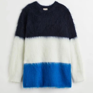 Fluffig tröja i blockfärger - Säljer en supermjuk och fluffig tröja med blockfärger i vit, blå och mörkblå. Tröjan har en rund hals och långa ärmar! Mohair tröja från HM i storlek M, varsamt använd och utan defekter. Nypris (dock slutsåld på hemsidan) är 1 000kr.