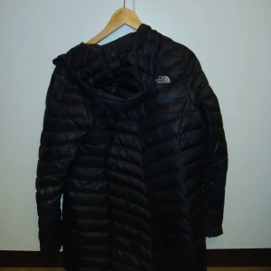 Svart dunjacka från The North Face - Hej! Jag säljer min svarta dunjacka från north face som kostade 1900 kr den är nästan helt oanvänd o är i gott skick jag säljer pga fel strl. Strl M jag säljer den för 1000 kr. Priset kan diskuteras. Jag tar swish Finns I Huddinge Centrum.
