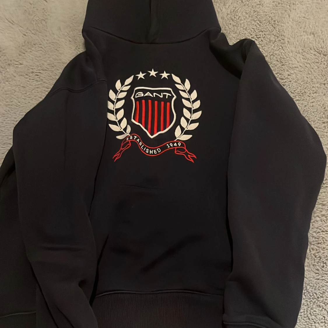 Mörk blå hoodie från GANT