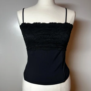 Spets topp - Superfint linne med spets. Stolek m enligt lapp men väldigt liten i storleken så passar xs-s bättre. Köp sker via köp nu, jag postar inom 24h. Kvar tills markerad såld 