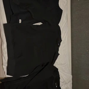 Svart tröja -  Superrrrrrrr erbjudande du får alla 3 munk tröjor storlek m för 150 kr behöver rensa garderoben. Säljer en stilren svart tröja med rund hals. Perfekt för en minimalistisk look och passar till det mesta i garderoben.