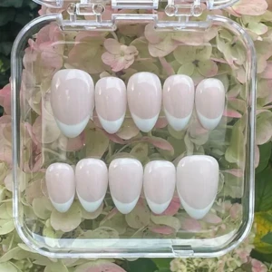 Soft French Short Almond  - Mått - 16,12,13,12,10 (MM) Handgjorda lösnaglar av högsta kvalitet!✨Vid korrekt applikation och borttagning kan man återanvända dem flertalet gånger!💕 Man får med ett appliceringskit & instruktioner 