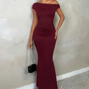 Vinröd lång klänning  - Elegant vinröd långklänning från Shein med offshoulder-design. Klänningen har en figurnära passform som framhäver silhuetten och är perfekt för festliga tillfällen. Säljs då den inte passade mig och orkar ej returnera, etiketten finns kvar!