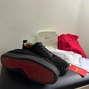  Christian Louboutin med nitar på 1 av 1 - Christian Louboutin svarta 1 av 1                                           Kan hämtas (frakten står köparen för)                                       Boxen finns tyvärr inte