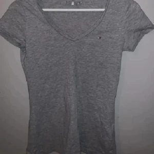 Tommy hilfiger topp - Topp från tommy hilfiger med v-ringning och små slits på sidorna. Sparsamt använd, fint skick! 🫶