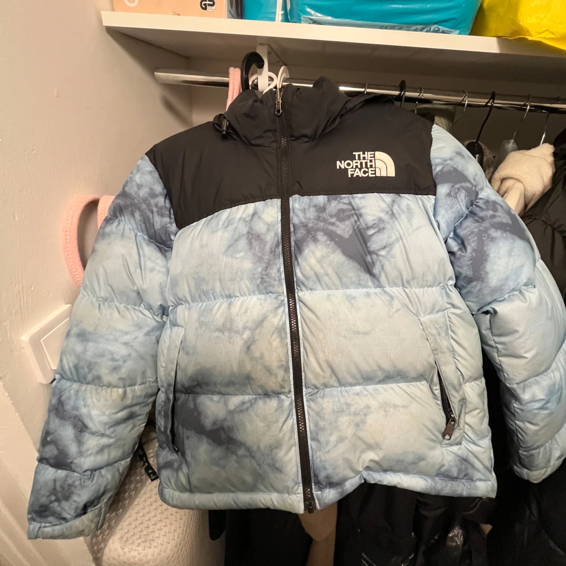 Blå och svart pufferjacka från The North Face - 92