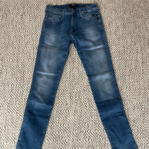 Replay jeans  - Säljer dessa riktigt feta Replay jeans i modellen anbass. Jeansen är i toppskick och har inga tecken på användning. Storleken på jeansen är W29/L32. Hör av er vid frågor eller funderingar👍 