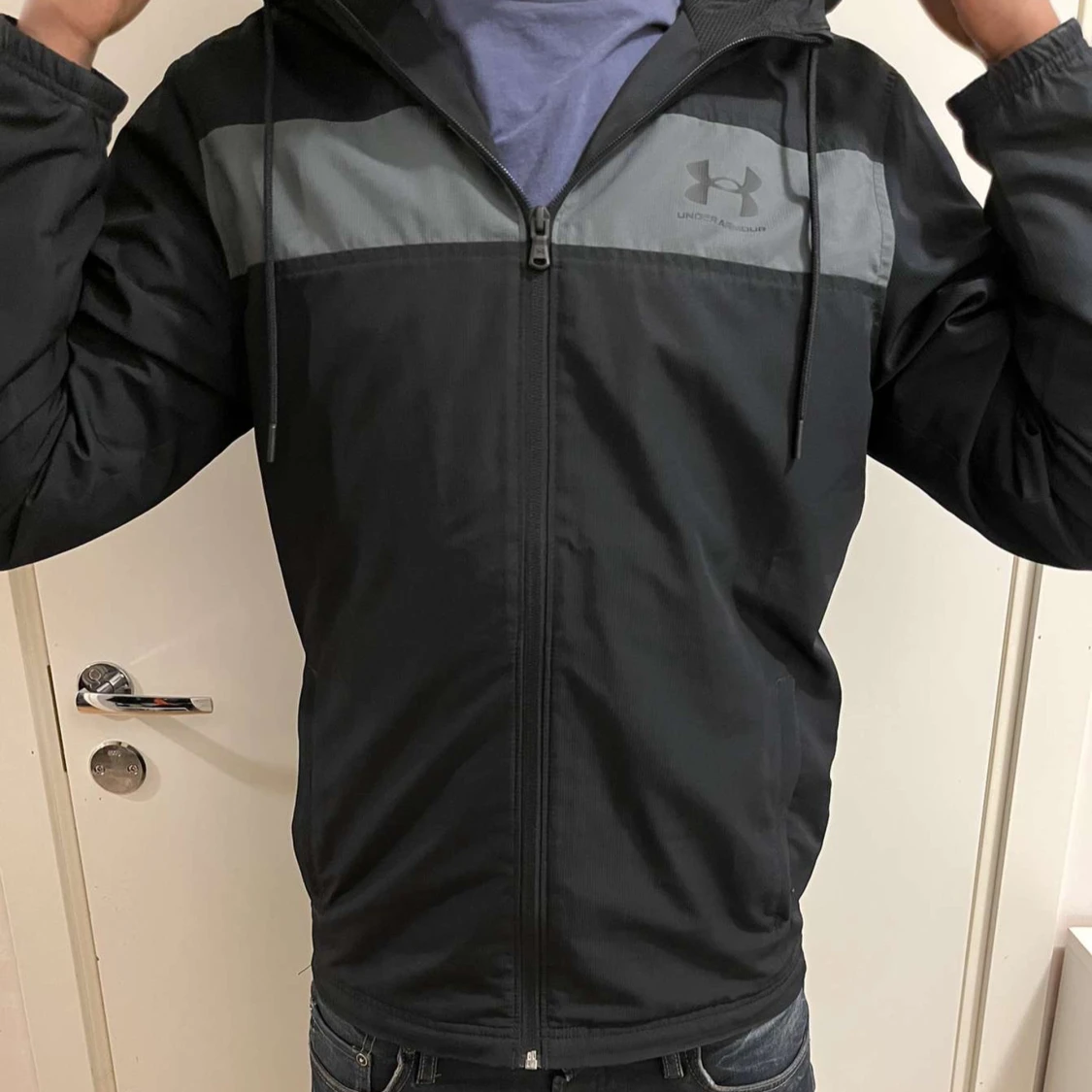Svart vindjacka från Under Armour - 90