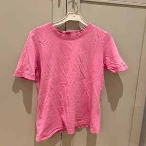 Rosa t-shirt från Zara - Säljer en rosa t-shirt från Zara. Den har en klassisk rund hals och korta ärmar. 