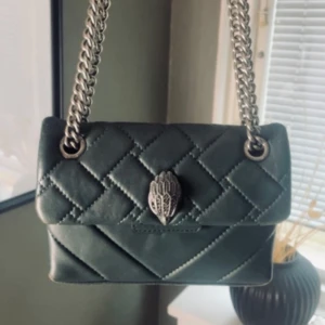 Kurt Geiger Väska - Säljer min mörkgröna Kurt Geiger väska, den är i super bra skick då den knappt är använd, nypris 2700🎀