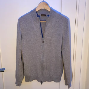 Stenströms full zip - Väldigt fin och sparsamt använd. Storlek M, sitter något litet på mig som är 186 och väger 80 kg.  100% merino ull. Ny pris 2299