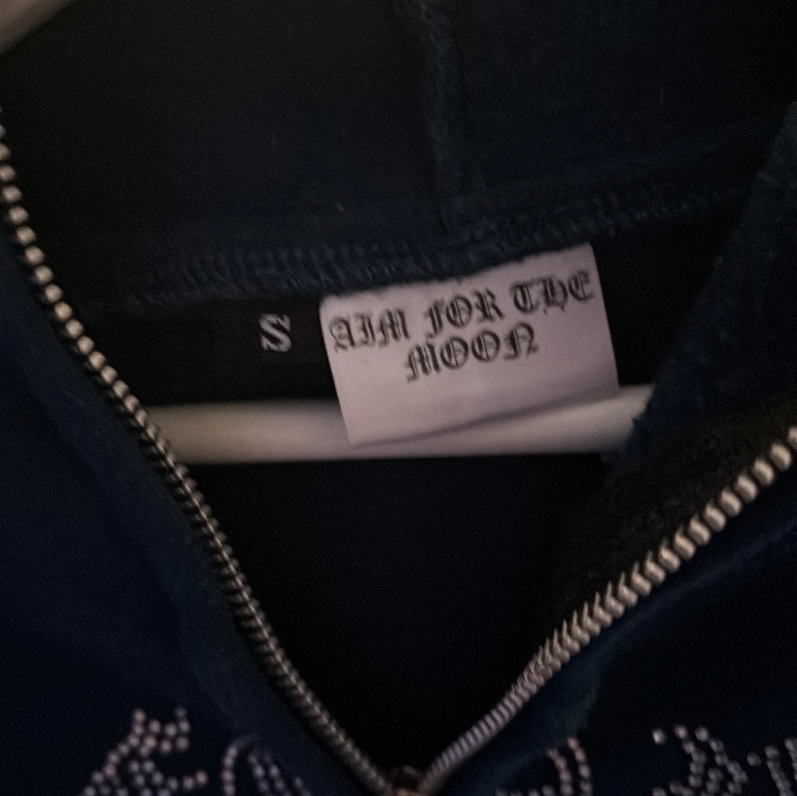 Mörkblå hoodie med dragkedja från Aim for the Moon - 90