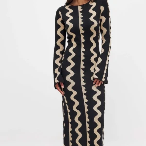 Svart och beige långklänning från NAKD  - Super skönt långklänning från nakd. Använt en gång och kommer tyvärr inte till någon användning. Slutsåld på hemsidan💕 nypris 799kr