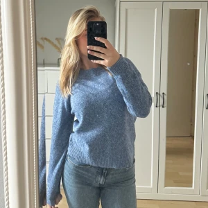 Blå stickad tröja - Säljer en mysig blå stickad tröja. Använt denna tröjan kanske 1 gång, så den är precis som ny🫶🏼