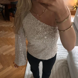 Glittrig oneshoulder-topp✨ - Perfekt tröja inför nyår!! Använd 1 gång🙌🩷🩷